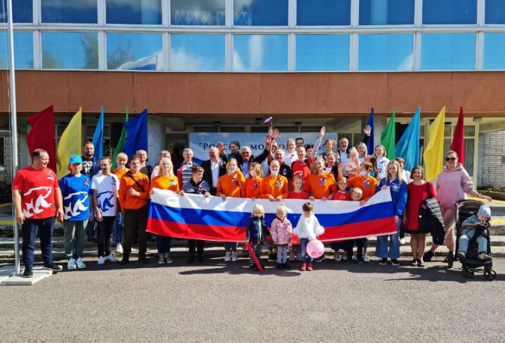 Стало известно, как в Лодейном Поле отметили День флага России