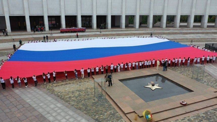Гигантский триколор развернули у Музея Победы в Москве