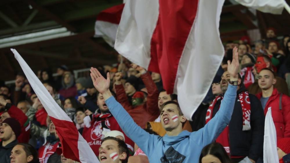 В Москве на стадионе задержали болельщиков с белорусским флагом