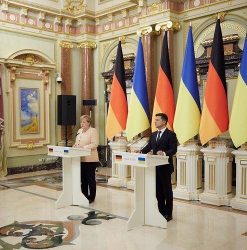 Захарова назвала две причины отсутствия флага ЕС на пресс-конференции Зеленского и Меркель