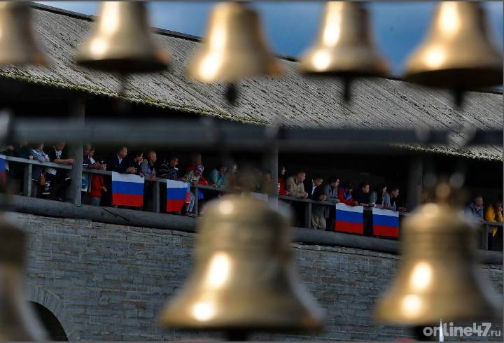 Концерты, патриотические акции и спортивные мероприятия: как Ленобласть отметила День флага России