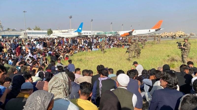 Боевики Талибана оттеснили толпу в кабульском аэропорту после гибели семи человек