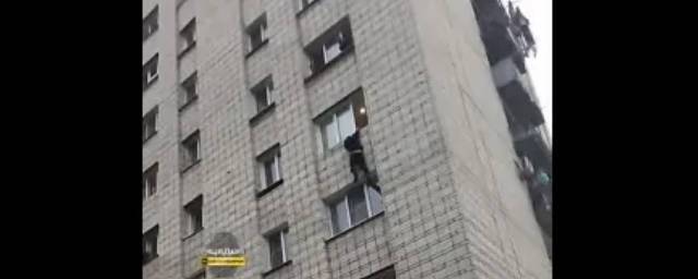 Новосибирские полицейские спасли мужчину, который грозил спрыгнуть с пятого этажа
