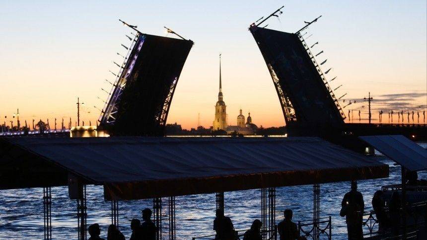 Дворцовый мост и «Лахта-центр» подсветили цветами триколора в День флага России