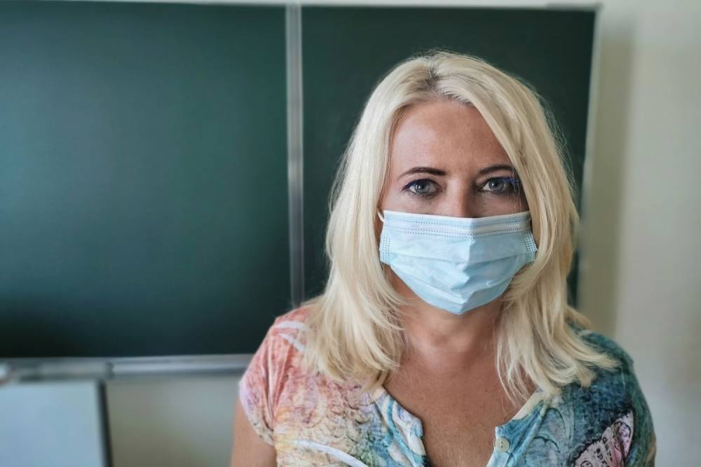 Врачи и учителя стали реже болеть коронавирусом в Забайкалье