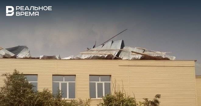 Еще у двух школ и одного дома культуры в Татарстане сорвало крышу от ветра