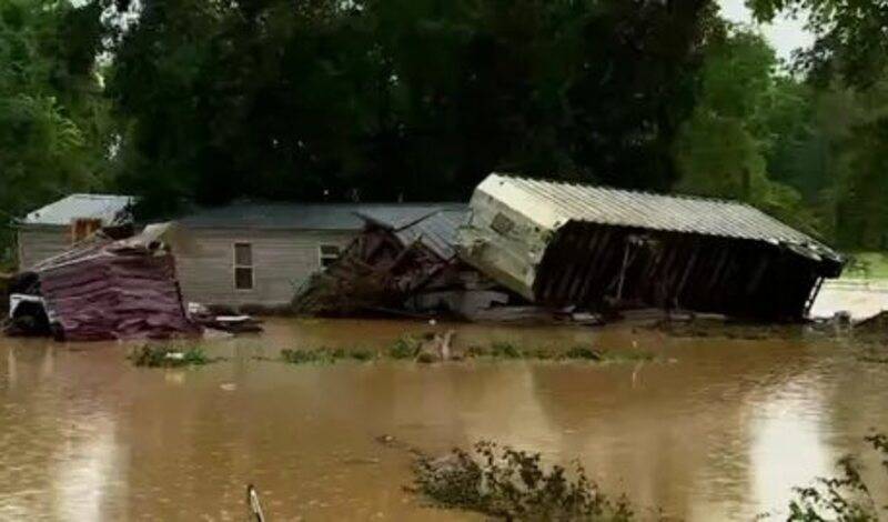 Более 20 человек погибли при наводнении на востоке США