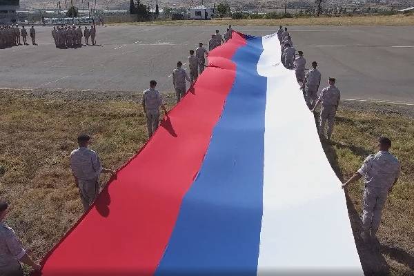 Миротворцы развернули в Нагорном Карабахе 50-метровый флаг России