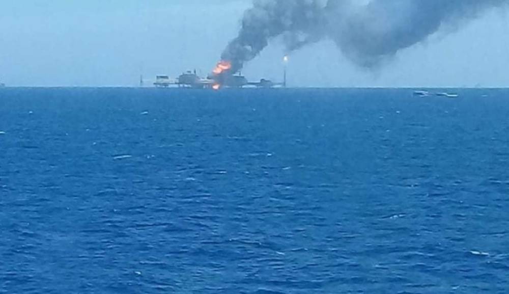 В Мексиканском заливе после взрыва горит нефтяная платформа: есть пострадавшие