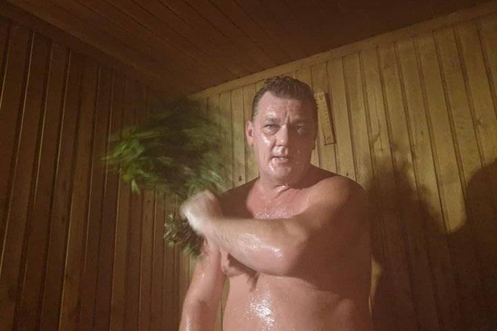 Мэр Саяногорска выложил видео из бани, предложив поддержать учреждение