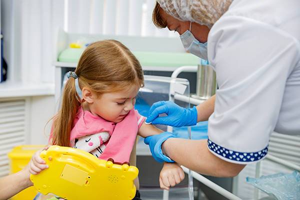 Детский омбудсмен Болтенко считает необходимой вакцинацию детей от COVID-19