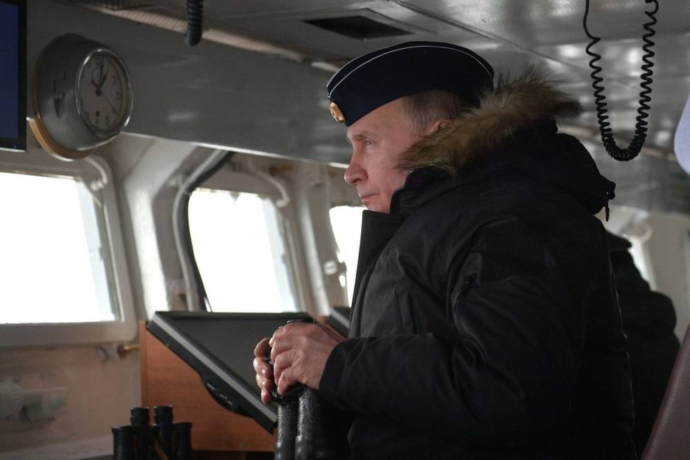 Путин: России нужен мощный военно-морской флот
