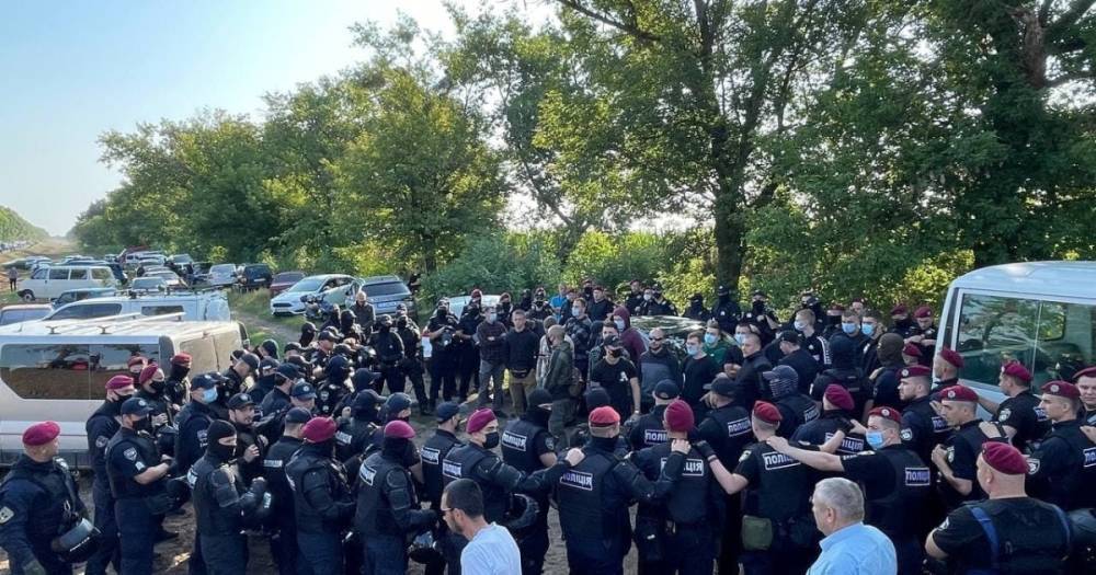 Полиция применила слезоточивый газ против ветеранов российско-украинской войны, которые хотели высказать свое недовольство Зеленским