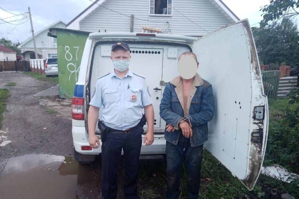 В Рязани полицейские задержали пьяного мужчину с топором