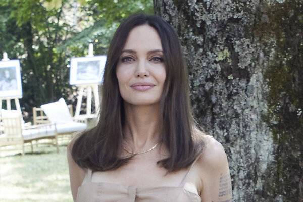 Анджелина Джоли совершенно затмила Дженнифер Энистон