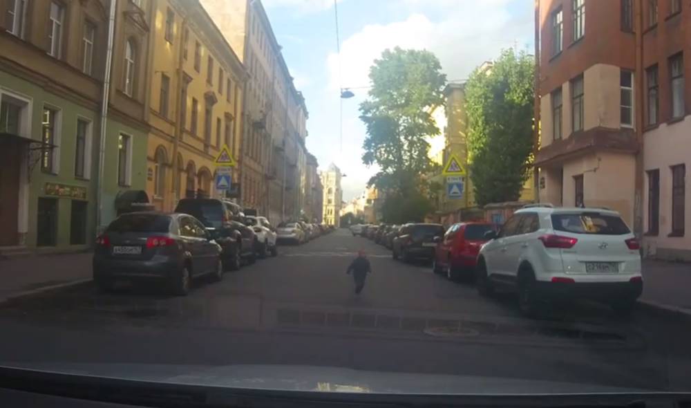 «Мать года»: в Петербурге малыш бегал прямо по проезжей части