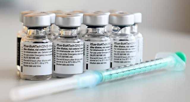 США окончательно одобрили применение вакцины Pfizer для людей старше 16 лет