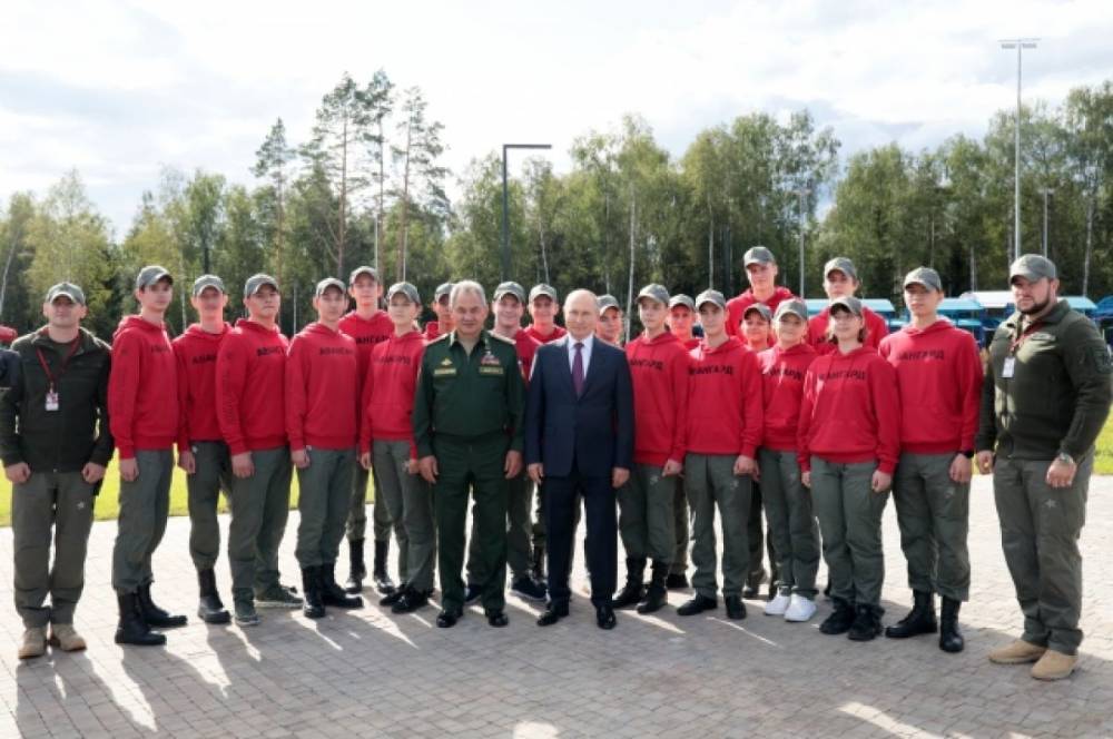 Путин осмотрел центр военно-патриотического воспитания «Авангард»