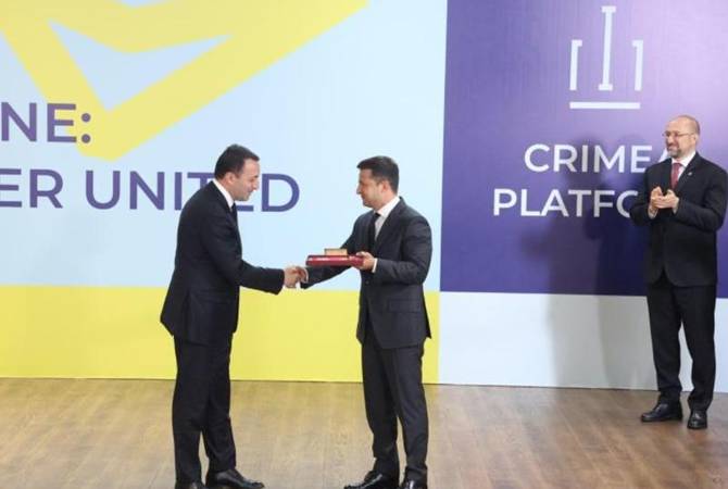 Зеленский наградил орденами участников Крымской платформы