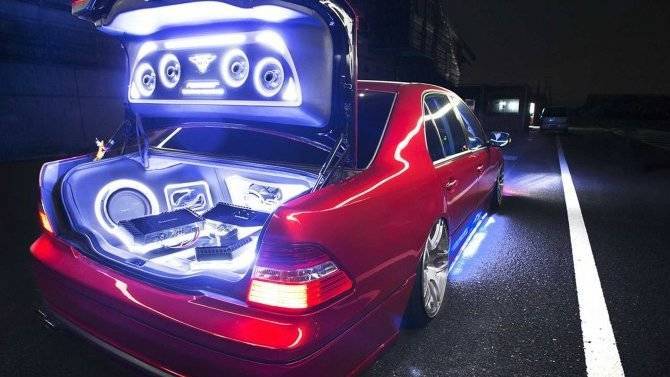 Российских автовладельцев начали штрафовать за несогласованную замену аудиосистемы в машине