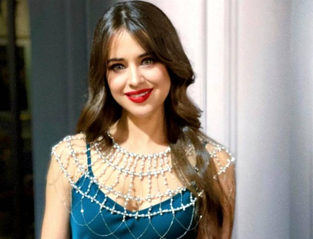 Экс-жена Дзидзьо Slavia в мини-платье неожиданно обратилась к украинцам за помощью: "Какие выбрать?"