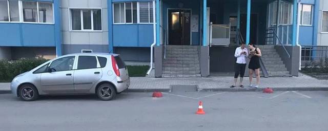 Во дворе дома в Новосибирске под колёса машины попала четырёхлетняя девочка