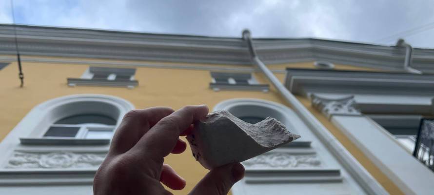 Лепнина отваливается с отремонтированных домов в центре Петрозаводска (ФОТОФАКТ)