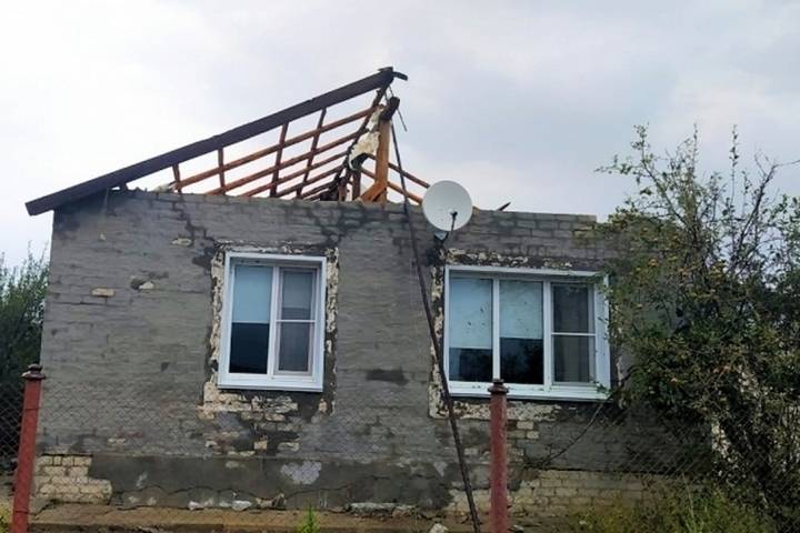 Ураган повредил крыши домов в нескольких поселках Волгоградской области