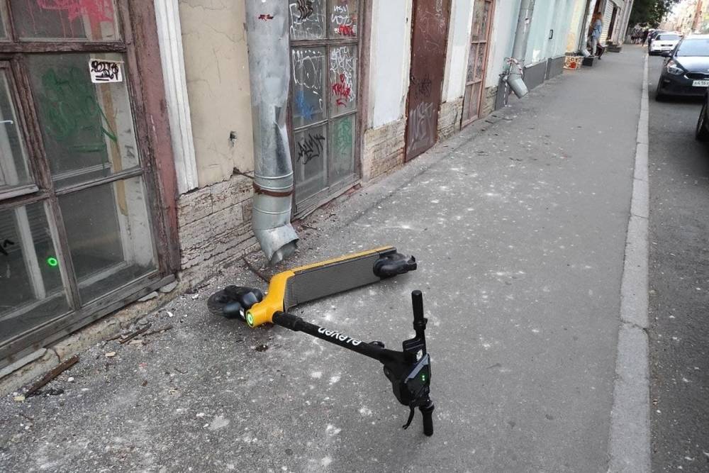 Девушка попала в реанимацию после падения с электросамоката в Петербурге