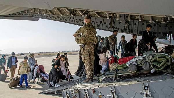 Роды в грузовом отсеке: афганка произвела на свет девочку на борту самолëта ВВС США