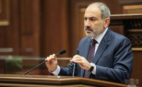 Пашинян в «чрезвычайных условиях» представил в парламенте программу правительства