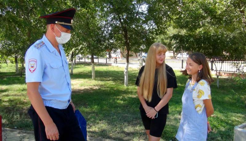 В Астраханской области полицейский спас 12-летнюю девочку на пожаре