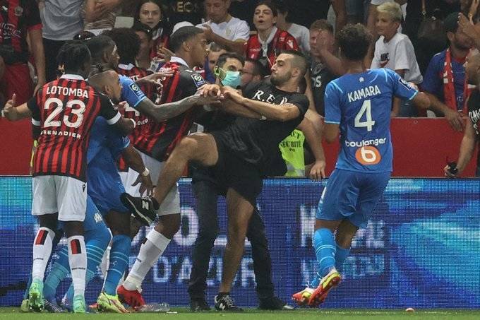 Фанаты Ниццы напали на игроков Марселя во время матча Лиги 1