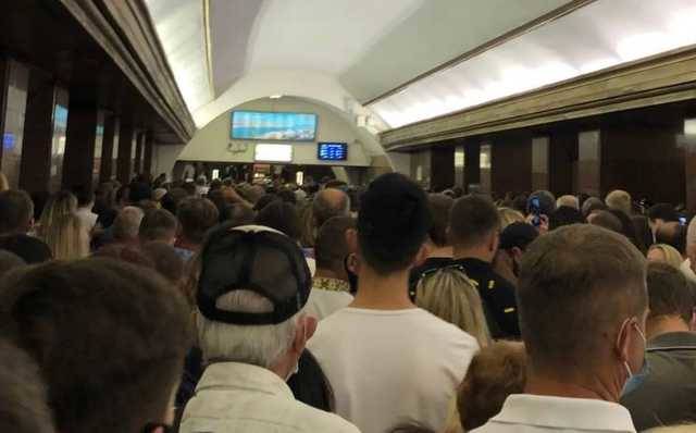 В Киеве возникла давка в метро: люди торопились попасть на военный парад