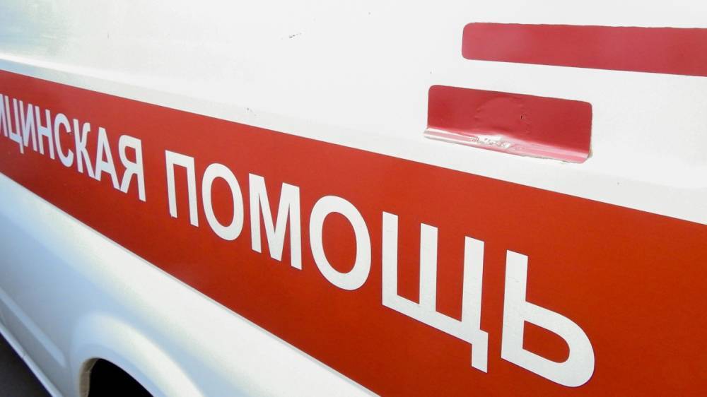 Школьница попала под колеса грузовика на остановке в Москве
