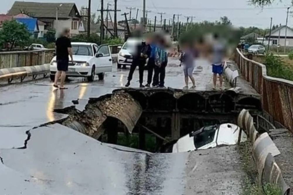 Фура со щебнем проломила мост в Волгоградской области