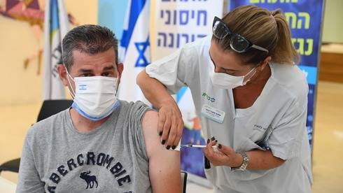 В Израиле началась вакцинация людей старше 30 лет третьей дозой