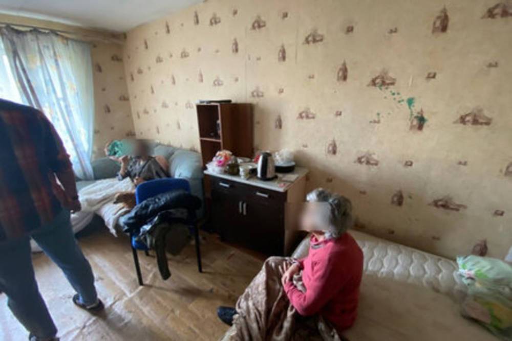 Спасенных из закрытой квартиры инвалидов госпитализировали в психиатрическую больницу Смоленска