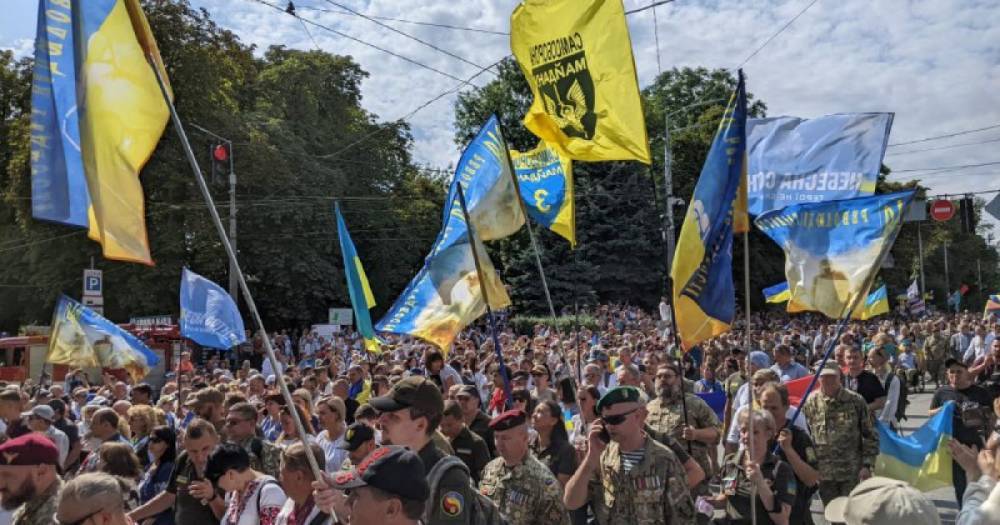 В центре Киева проходит Марш защитников Украины (ФОТО, ВИДЕО)