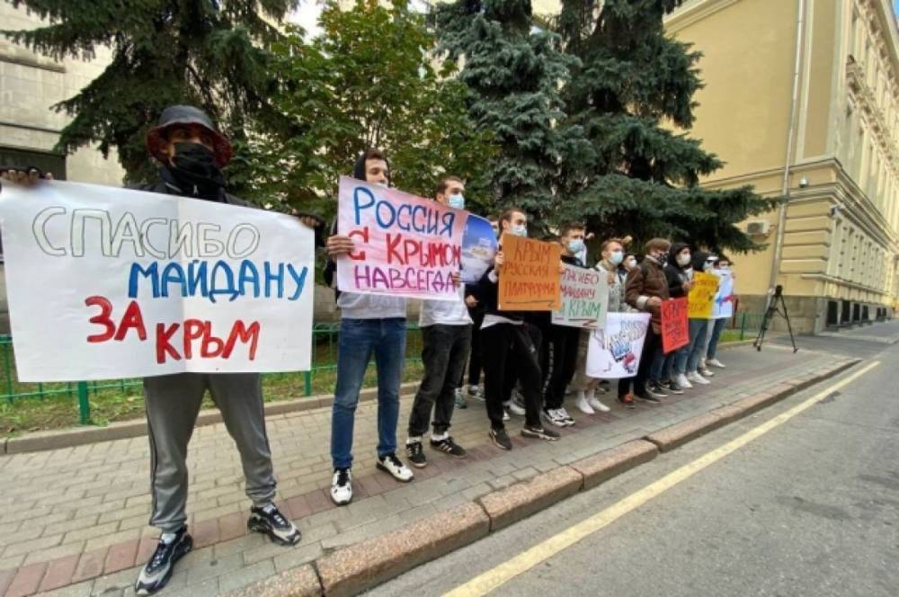 Акция в поддержку Крыма прошла у здания посольства Украины в Москве