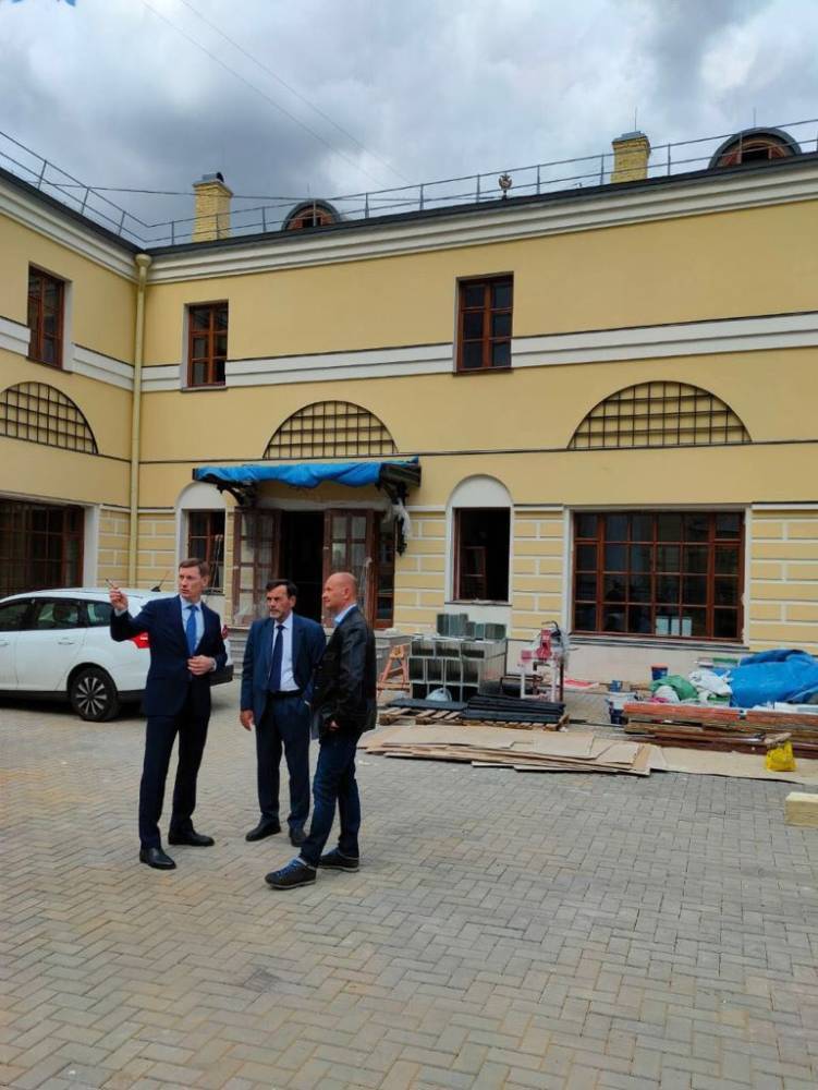 Михаил Москвин проверил ремонт в будущем здании представительства Ленобласти в Москве