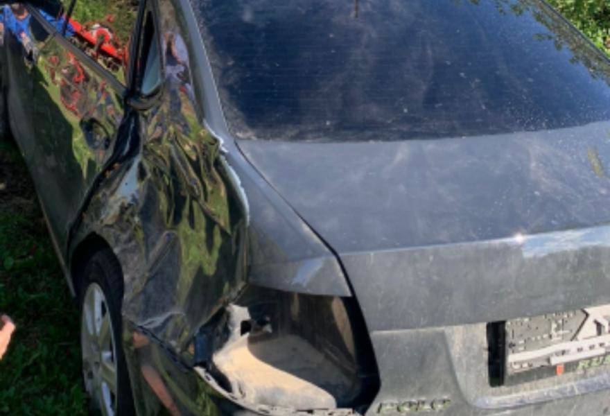 В Твери пьяный автомойщик не смог продать угнанную разбитую машину клиента и спрятался от полиции в диване