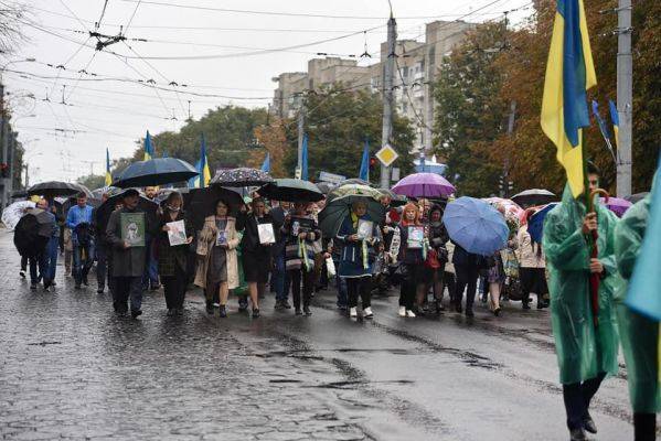 Народная беда не помешала в Ровно пронести огромный флаг Украины