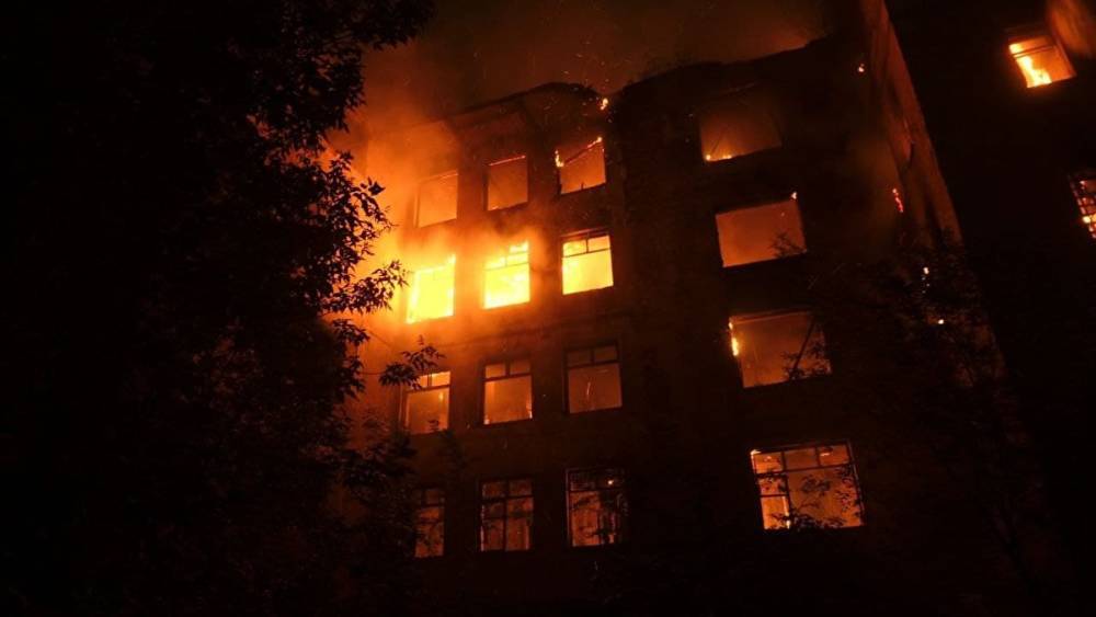 В Екатеринбурге — крупный пожар в заброшенной больнице в Зеленой роще