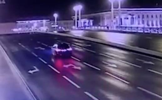 Появилось видео «прыжка» автомобиля с депутатом Госдумы через мост в Петербурге