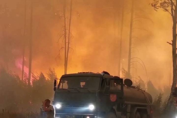Сотрудники МЧС при тушении пожаров в Мордовском заповеднике оказались в огненной ловушке