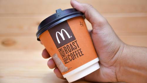 Взялся за стакан после мытья пола: женщина в Нетании выплеснула кофе на работника "Макдональдса"