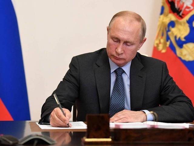 Владимир Путин подписал указ о единовременной выплате пенсионерам 10 тысяч рублей