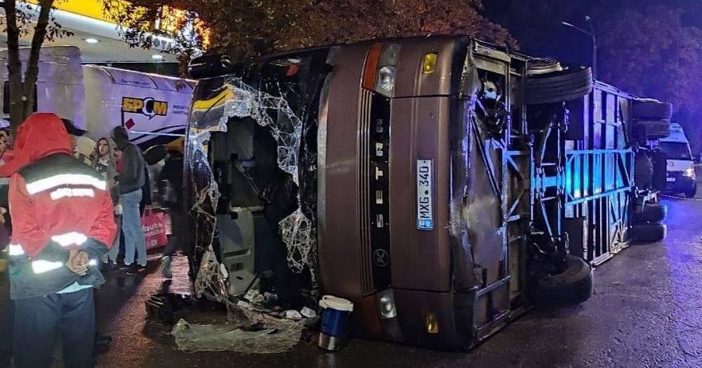 В Киеве перевернулся пассажирский автобус из Кишинева (фото, видео)