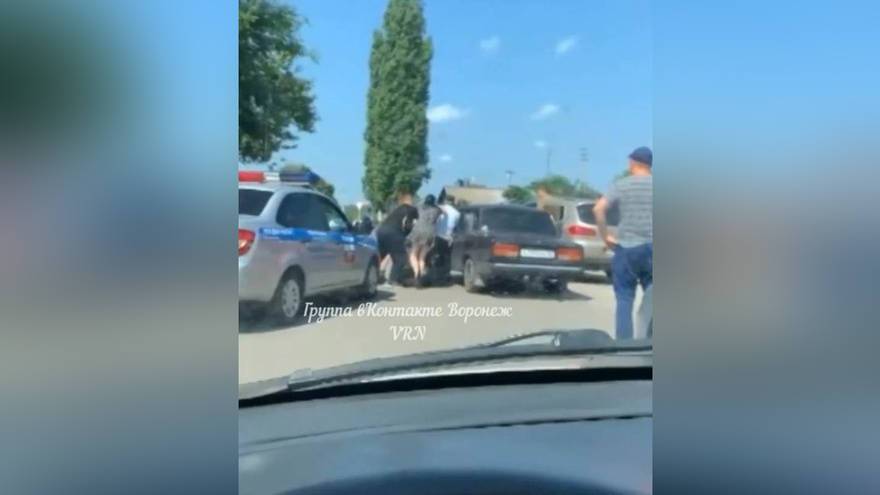 В Воронежской области на 50 тысяч оштрафовали женщину за попытку задушить полицейского